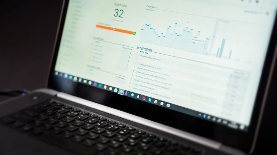 MetricsPro Dashboard – Analytics dashboard trên laptop